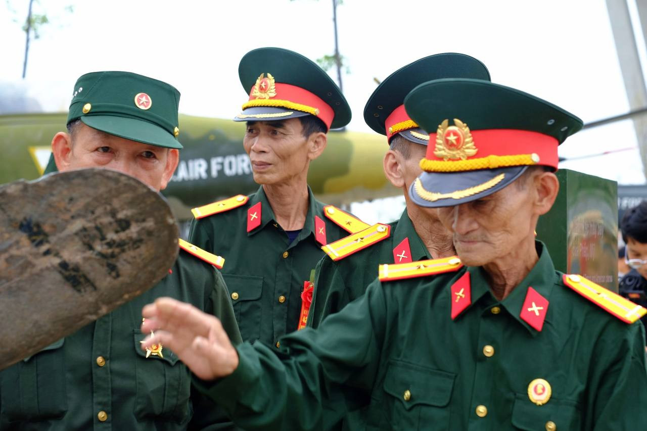 Những kỷ vật chiến tranh đem lại cảm xúc khác nhau cho người xem. Nhiều cựu chiến binh xúc động khi nhìn lại những hiện vật gợi nhắc về đồng đội cũ, chiến trường xưa.