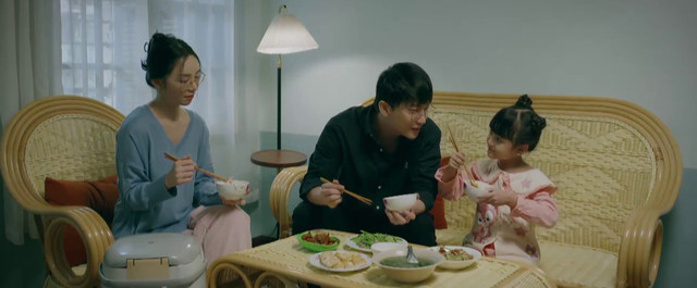 Tùng nỗ lực hàn gắn với Nguyệt. Ảnh: CMH.