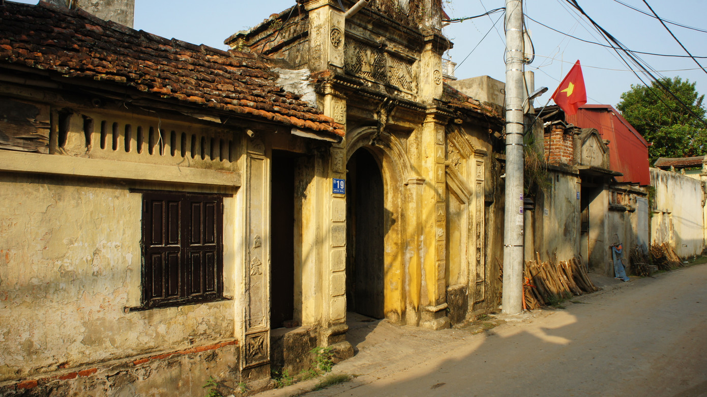 Làng Cựu thuộc địa giới hành chính xã Vân Từ, huyện Phú Xuyên, TP. Hà Nội. Đây là ngôi làng có tuổi đời 500 năm. Người làng Cựu nổi tiếng với nghề may Âu phục, nhờ vậy, nhà nhà trong làng phất lên nhanh chóng. Sự hưng vượng của làng thể hiện qua các kiến trúc nhà ở bắt đầu được xây dựng từ những năm 1920-1950.