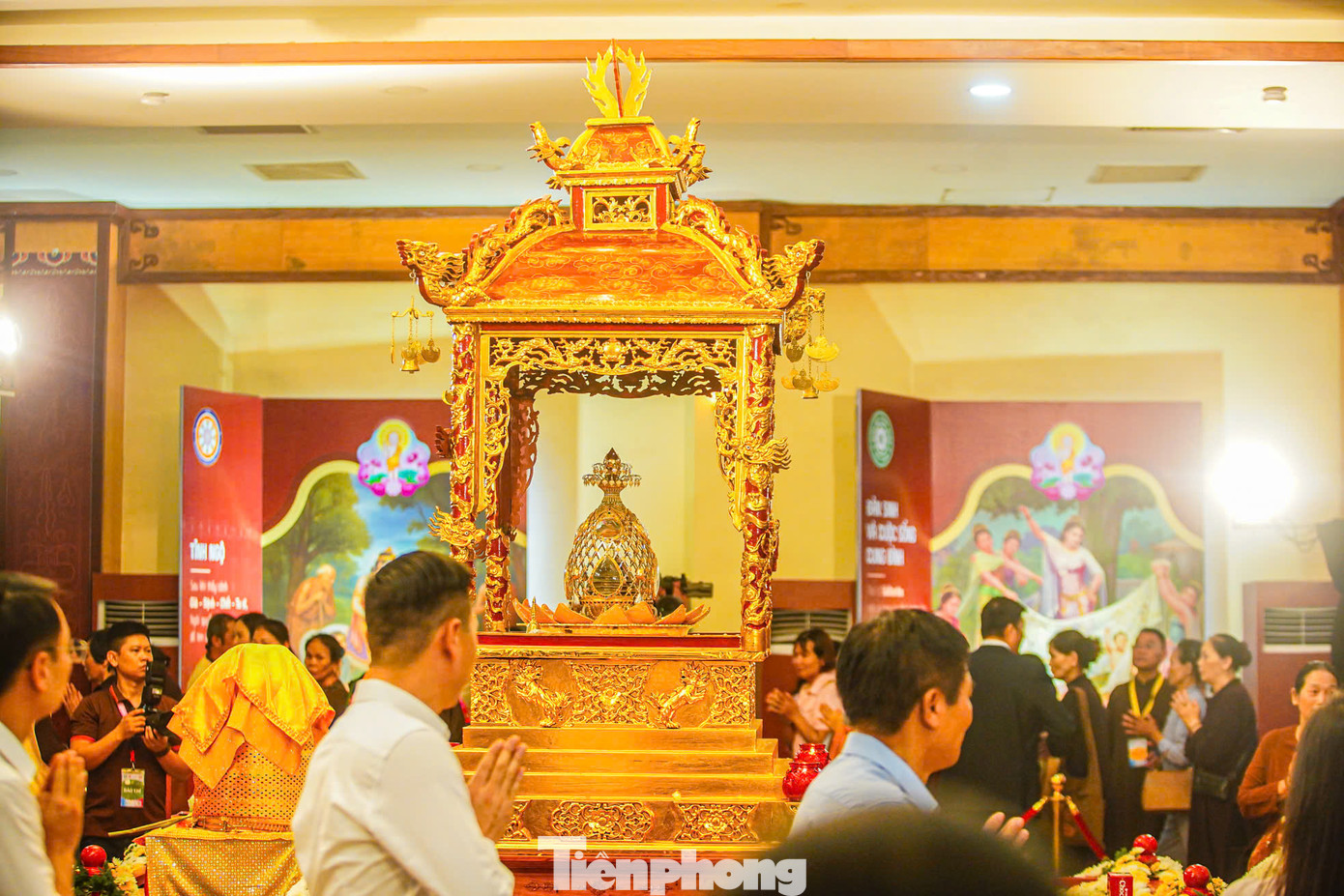 Ban tổ chức yêu cầu người dân tuyệt đối giữ trật tự, không quay phim, chụp ảnh, không cúng dường lễ vật. Trẻ nhỏ dưới 2 tuổi và người mặc trang phục không phù hợp sẽ không được vào khu vực chiêm bái.