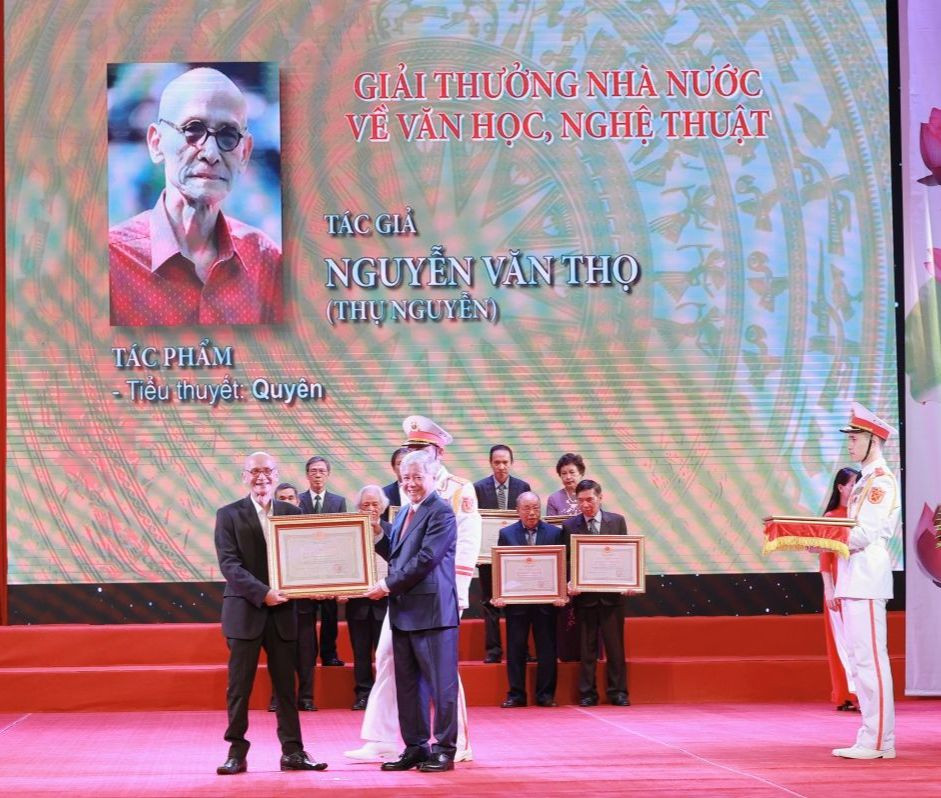 Nhà văn Nguyễn Văn Thọ nhận Giải thưởng Nhà nước về văn học nghệ thuật năm 2022. Nhà văn Nguyễn Văn Thọ nhận Giải thưởng Nhà nước về văn học nghệ thuật năm 2022.