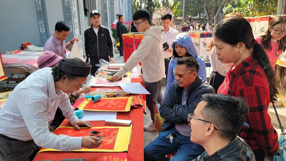 Du khách đổ về đền Tranh những ngày đầu năm mới 2024.