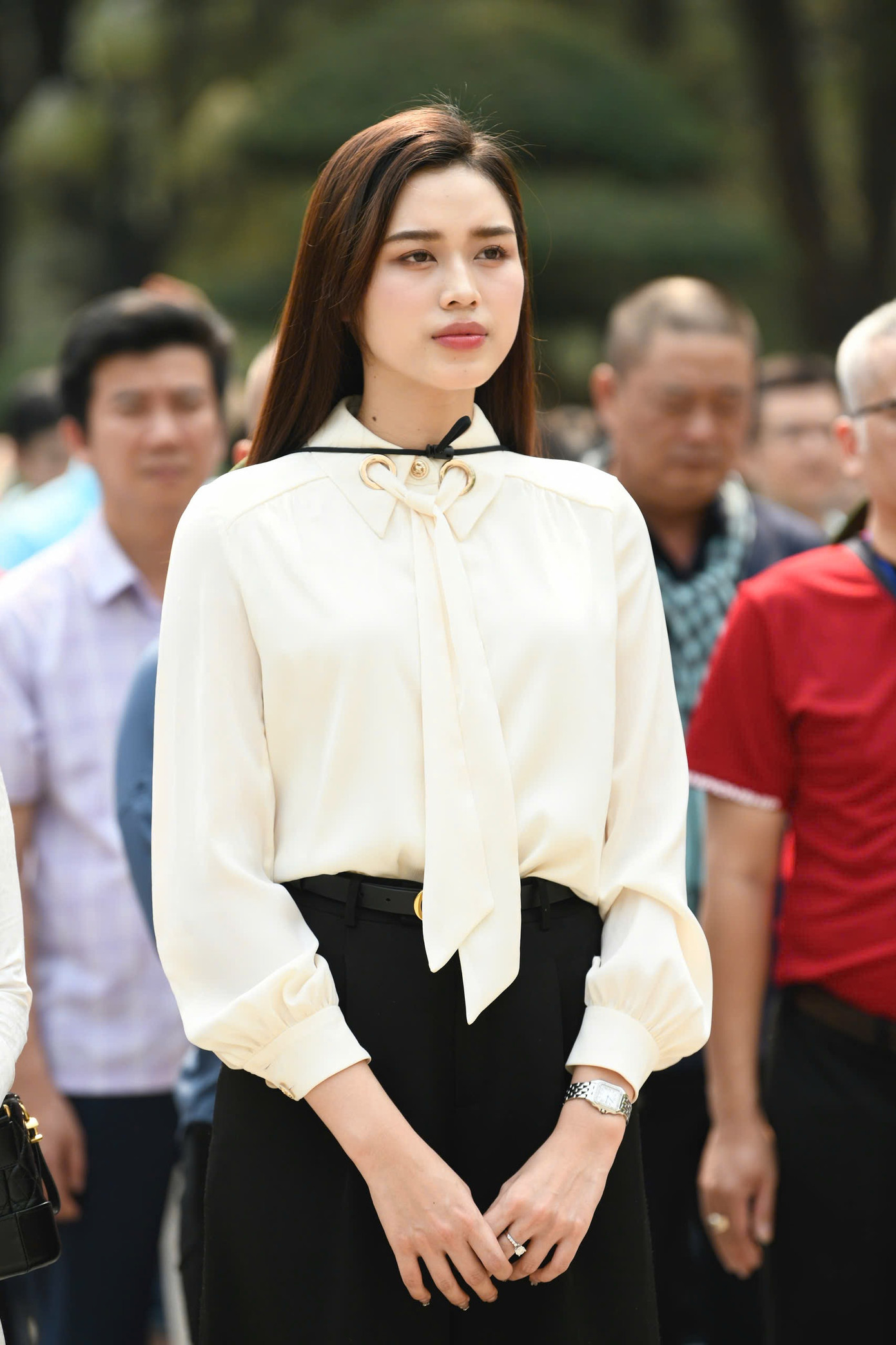 Hoa hậu Đỗ Thị Hà xúc động, thành kính trong lễ dâng hương.