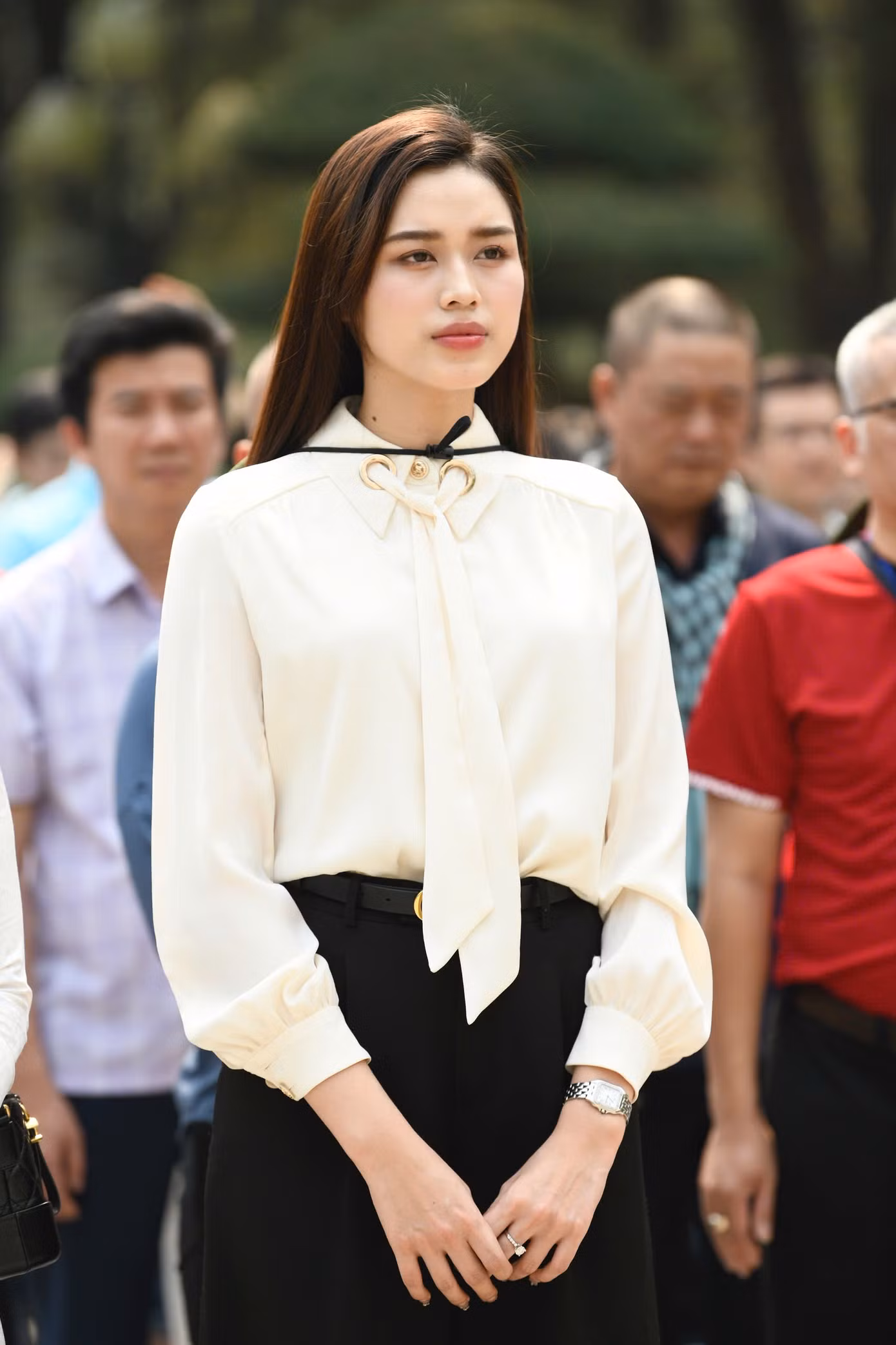 Hoa hậu Đỗ Thị Hà xúc động, thành kính trong lễ dâng hương.
