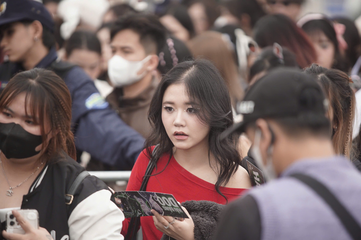 Một số khán giả trẻ từ TPHCM ra Hà Nội, thuê homestay nghỉ qua đêm. Phía ngoài sân vận động, các nhóm fan chuẩn bị nhiều phụ kiện, biển hiệu để cổ vũ các "anh trai". Có người tranh thủ mua poster, thẻ bo góc làm kỷ niệm. Trong hai ngày 5 và 6/12, sau khi hoàn thành các hoạt động trong hành trình về nguồn, dàn nghệ sĩ tổng duyệt tới khuya.