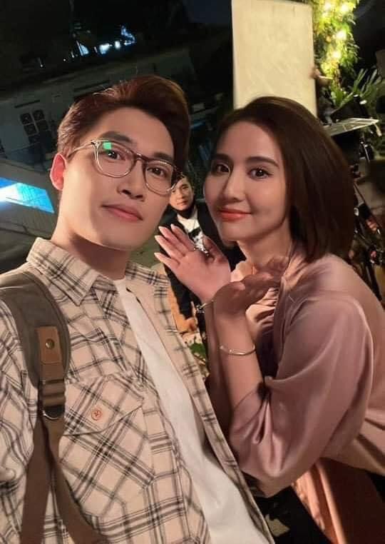 Về phía Huyền Lizzie, nữ diễn viên cũng lên tiếng sau nhiều lần bị réo tên trong chuyện tình cảm của Đình Tú và bạn gái. Huyền Lizzie cho biết cả cô và bạn diễn đều cố gắng xây dựng hình ảnh cho 2 nhân vật trên phim, tạo “phản ứng hóa học” cần thiết.