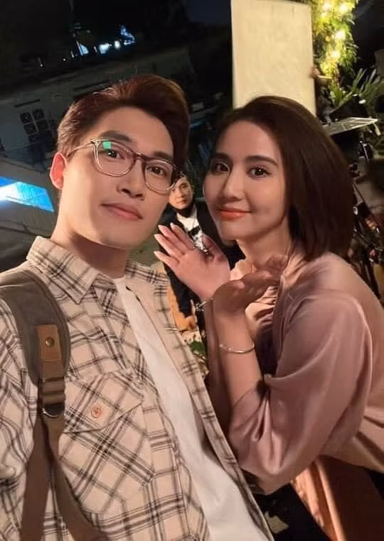 Về phía Huyền Lizzie, nữ diễn viên cũng lên tiếng sau nhiều lần bị réo tên trong chuyện tình cảm của Đình Tú và bạn gái. Huyền Lizzie cho biết cả cô và bạn diễn đều cố gắng xây dựng hình ảnh cho 2 nhân vật trên phim, tạo “phản ứng hóa học” cần thiết. Về phía Huyền Lizzie, nữ diễn viên cũng lên tiếng sau nhiều lần bị réo tên trong chuyện tình cảm của Đình Tú và bạn gái. Huyền Lizzie cho biết cả cô và bạn diễn đều cố gắng xây dựng hình ảnh cho 2 nhân vật trên phim, tạo “phản ứng hóa học” cần thiết.