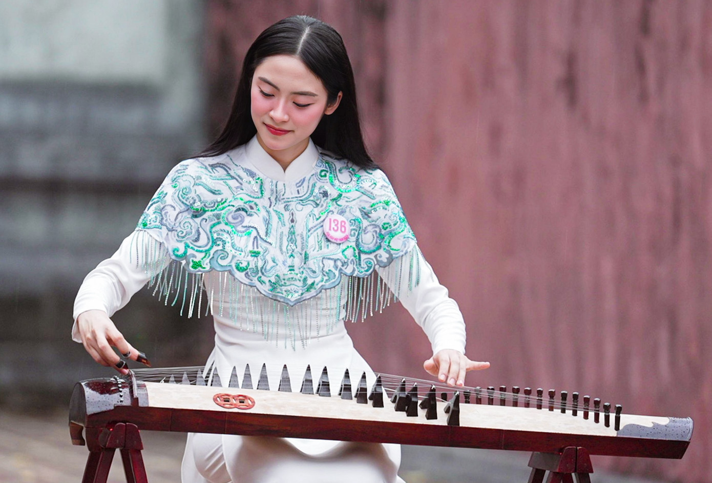 Các thí sinh khoe tài năng. Các thí sinh khoe tài năng.