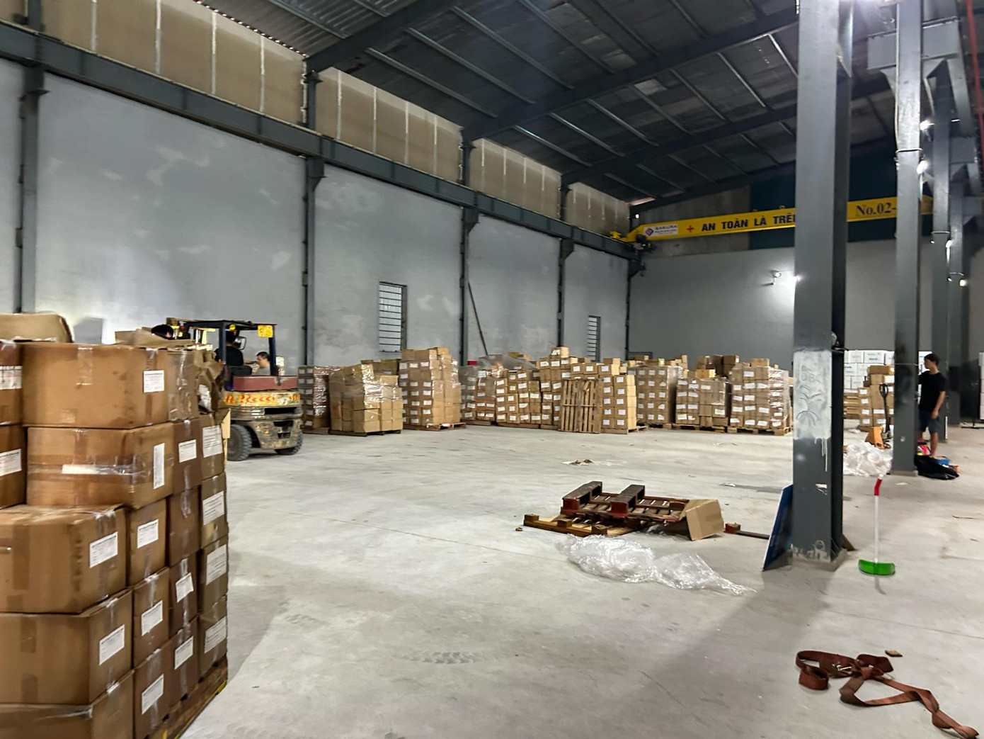 Cán bộ nhân viên của công ty và đội ngũ cộng tác viên nỗ lực dọn dẹp kho sách. Cán bộ nhân viên của công ty và đội ngũ cộng tác viên nỗ lực dọn dẹp kho sách.