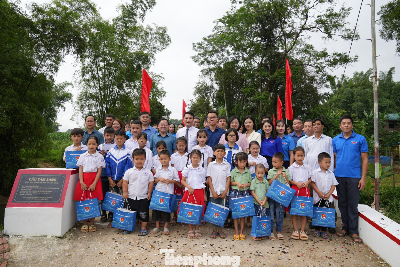 Hằng năm, báo Tiền Phong luôn chú trọng công tác an sinh xã hội, huy động nguồn lực đóng góp xây dựng cơ sở hạ tầng. Đặc biệt, báo Tiền Phong tập trung huy động nguồn lực xây dựng, kiên cố hóa nhà ở cho hộ nghèo, gia đình chính sách, xây cầu dân sinh hỗ trợ các địa phương, giúp học sinh vùng khó khăn thuận tiện đến trường.