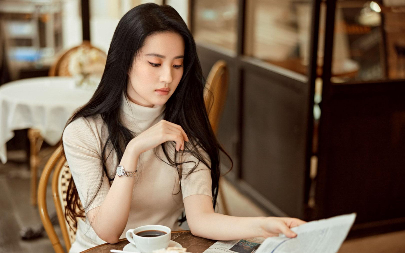 Ngày 2/8, trang Sohu xác nhận thông tin Lưu Diệc Phi chính thức trở thành người đại diện toàn cầu của một thương hiệu đồng hồ nổi tiếng và chia sẻ loạt ảnh quảng cáo của &quot;thần tiên tỷ tỷ&quot;.