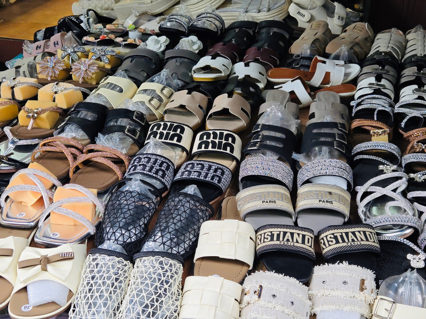 Dép có tên của hàng loạt thương hiệu thời trang xa xỉ, từ Dior đến Miumiu.