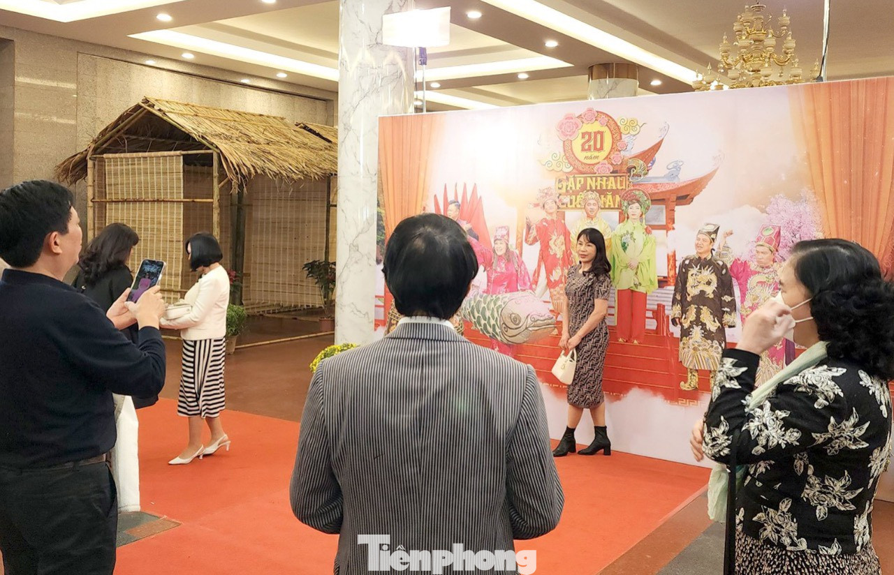 Tối 7/1, Táo Quân 2023 tiếp tục được ghi hình tại Cung Văn hoá Hữu nghị (Hà Nội). Đông đảo khán giả, bạn bè và người thân tới cổ vũ cho các nghệ sĩ. Một số phe vé xuất hiện rao bán 4 triệu đồng/cặp. Vé Táo quân không phát hành, chỉ dành cho khách mời nên khán giả đi xem hoàn toàn bằng vé được tặng hoặc có người chấp nhận mua lại. Ảnh: TRỌNG QUÂN.