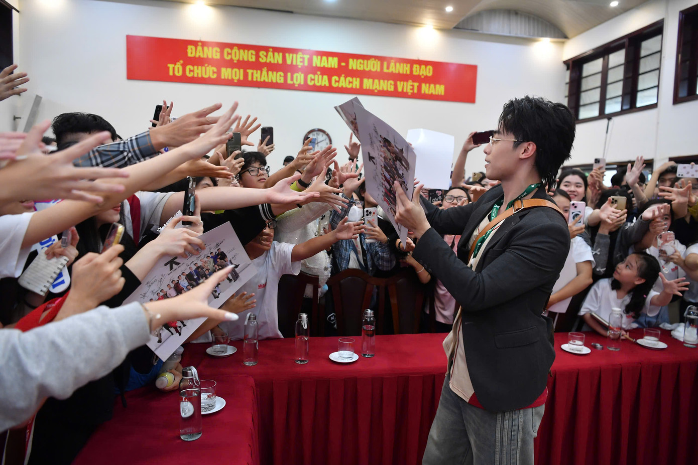 Đám đông phấn khích hô tên thần tượng. Đám đông phấn khích hô tên thần tượng.