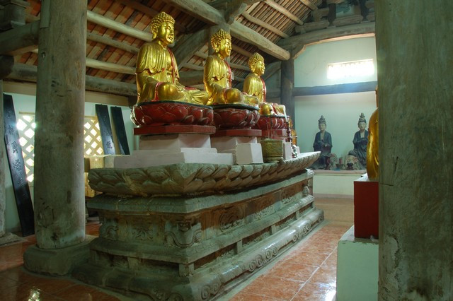 Bàn thờ Phật bằng đá hoa sen tại chùa Phổ Quang. Bàn thờ Phật bằng đá hoa sen tại chùa Phổ Quang.