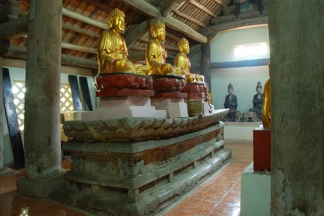 Chùa Xuân Lũng và bảo vật quốc gia bàn thờ Phật bằng đá trước khi xảy ra vụ cháy. Chùa Xuân Lũng và bảo vật quốc gia bàn thờ Phật bằng đá trước khi xảy ra vụ cháy.