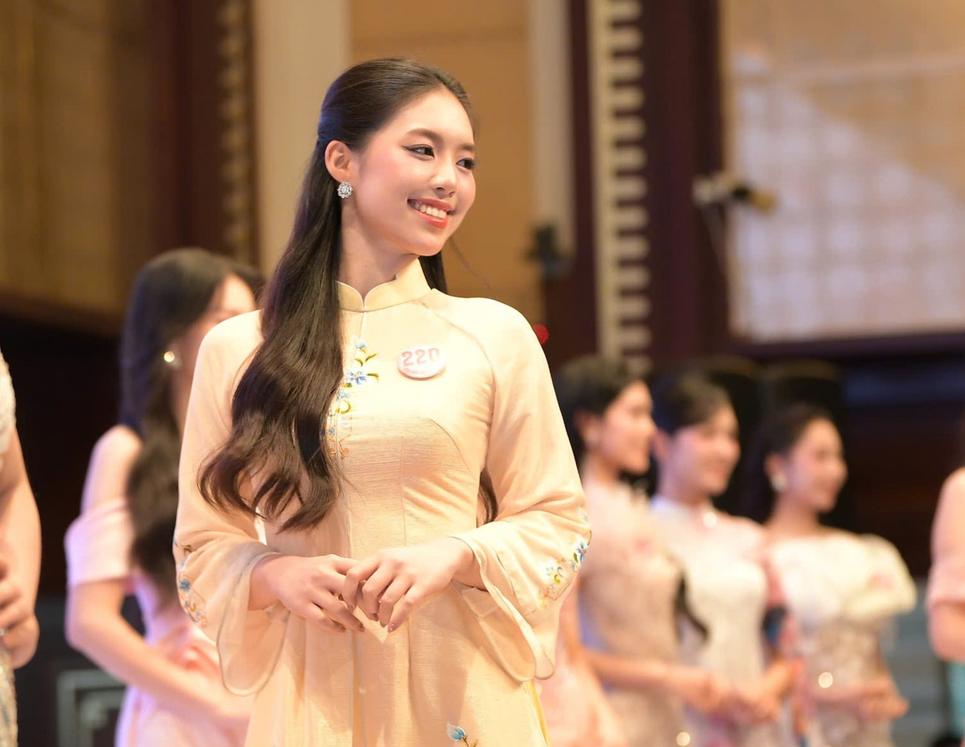 Thí sinh Trần Ngọc Châu Anh (SBD 220) trên sân khấu.