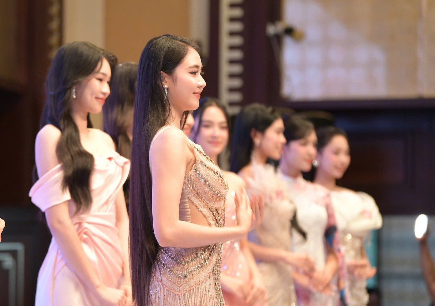 25 thí sinh Hoa hậu Việt Nam 2024 lần lượt bước lên sân khấu họp báo.