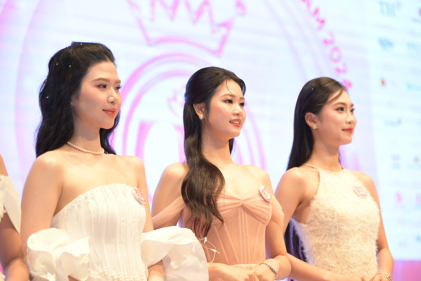 25 cô gái mong chờ khoảnh khắc tỏa sáng trên sân khấu chung kết. 25 cô gái mong chờ khoảnh khắc tỏa sáng trên sân khấu chung kết.