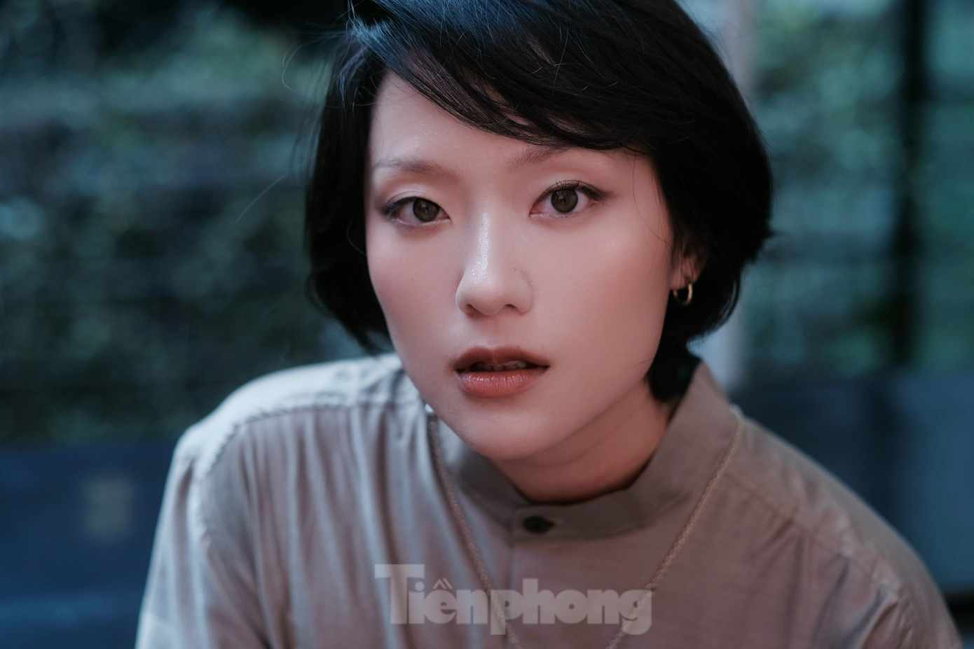 Hồ Thu Anh - 31 tuổi - đảm nhận vai nữ du kích Ba Hương trong phim điện ảnh Địa đạo: Mặt trời trong bóng tối. Phim của đạo diễn Bùi Thạc Chuyên ra rạp đầu tháng 4, khai thác trực diện cuộc kháng chiến chống Mỹ tại địa đạo Củ Chi.