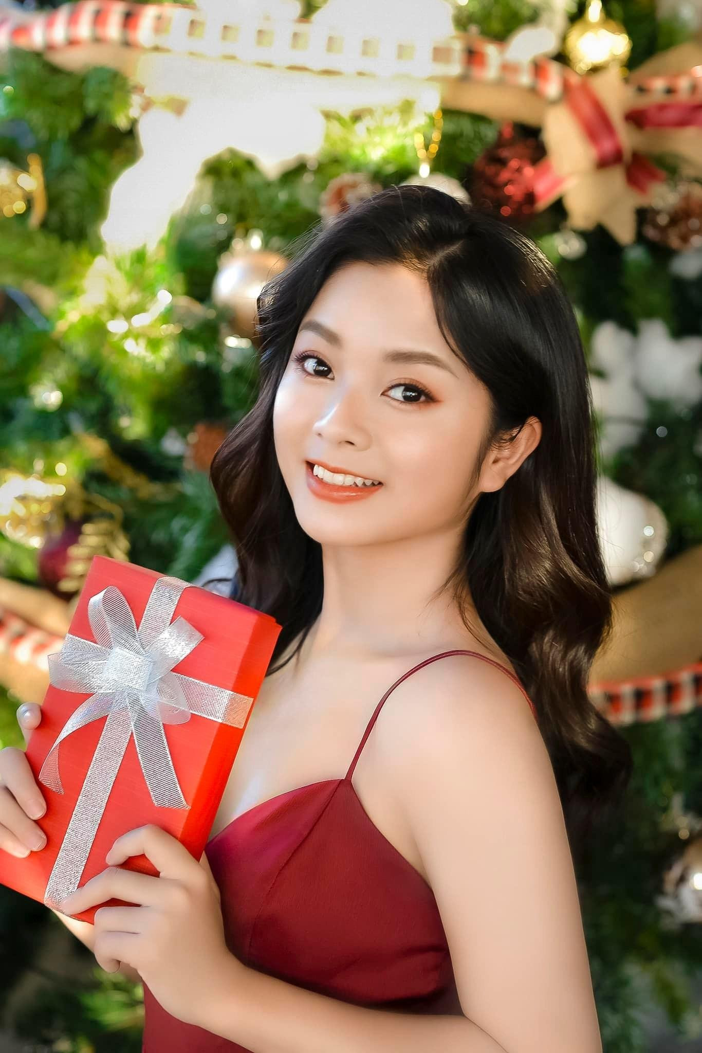 Suốt mấy chục tập phim, diễn viên Lệ Quyên đều xuất hiện với vẻ ngoài nhếch nhác, mặt mũi tím bầm vì bị chồng đánh. Chia sẻ với Tiền Phong, nữ diễn viên thuộc biên chế Nhà hát Tuổi Trẻ tiết lộ cô đã &quot;huy động&quot; cả quần áo của mẹ chồng để vào vai Thương trong phim. Cô cho biết mình không ngại xấu, ngại khổ khi nhận vai này.