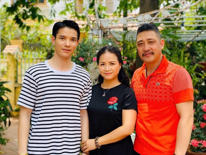 NSƯT Hồ Phong chụp ảnh cùng mẹ con bà Sa