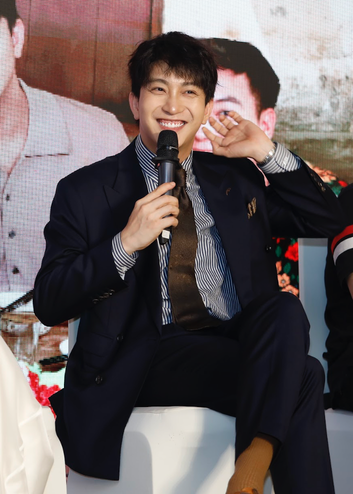 Ngọc Huyền đóng nhân viên của B Trần trong phim.