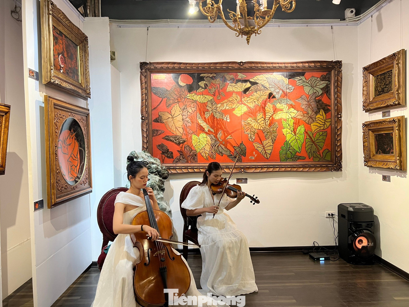 Các sáng tác nổi bật ở chất Á Đông đậm nét và mỗi tác phẩm đều mang dấu ấn văn hóa, lịch sử qua nhiều giai đoạn mang tính bước ngoặt, góp phần ca ngợi tinh thần, vẻ đẹp con người, quê hương... Dịp này, thực hiện lời hứa với họa sĩ trước khi qua đời, gia đình nhà sưu tập xuất bản sách tranh cùng với trưng bày triển lãm cá nhân đầu tiên cho họa sĩ Nguyễn Ngọc Thọ.