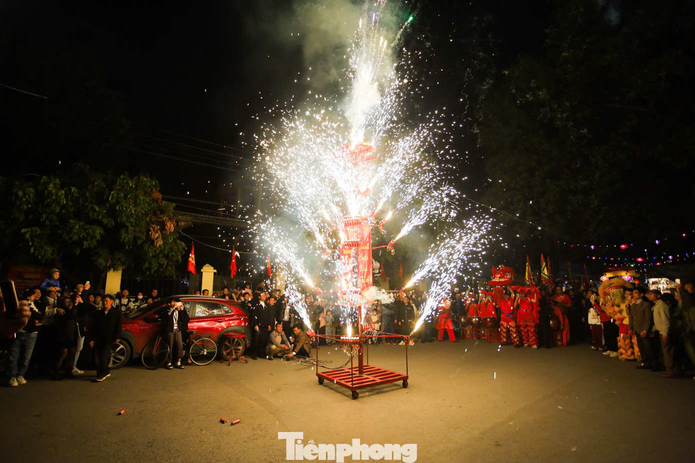 Theo truyền thuyết, trước khi lên đường đi đánh giặc, Tĩnh Quốc Tam Lang mổ lợn, thổi xôi khao quân. Sau khi hạ lễ, "ông lợn" được chia cho các hộ ở mỗi thôn.