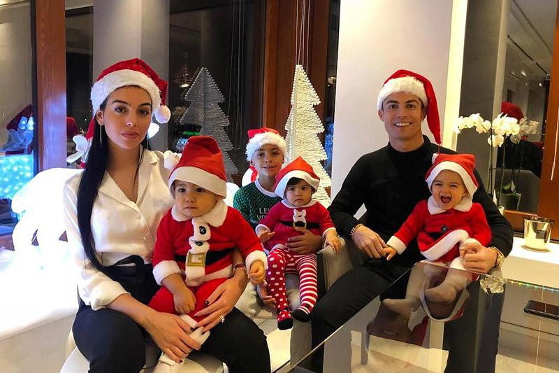 Cả gia đình sẽ cùng góp mặt trong bộ phim. Cả gia đình sẽ cùng góp mặt trong bộ phim.