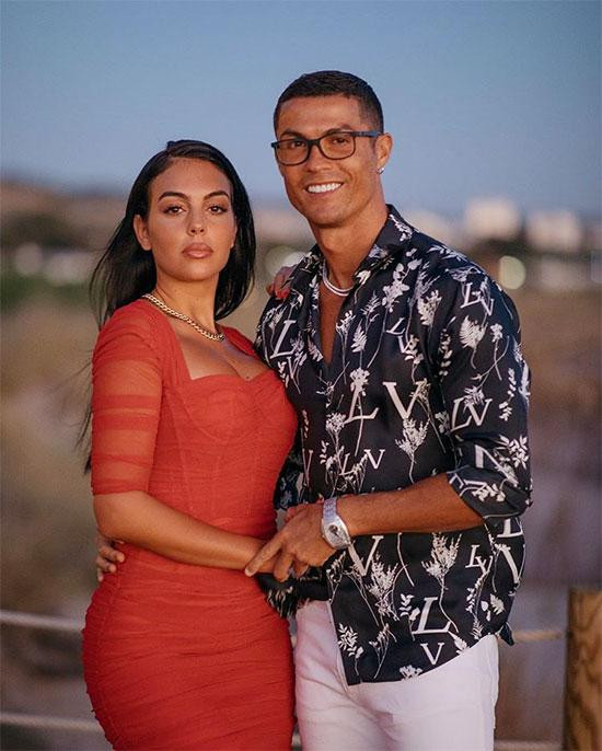 Ronaldo bên bạn gái Georgina Rodriguez. Ronaldo bên bạn gái Georgina Rodriguez.