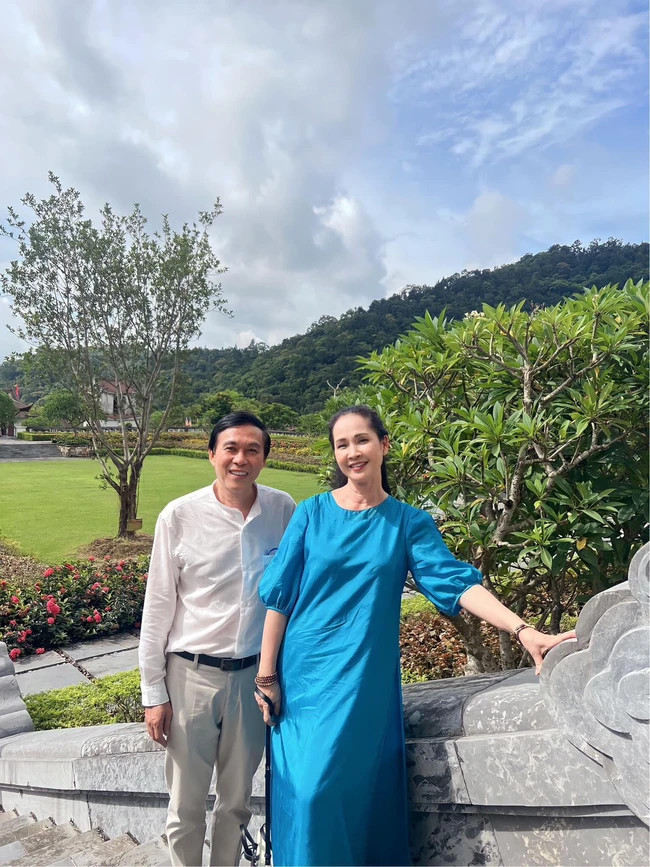 Hôn nhân bền chặt của hai nghệ sĩ gạo cội. Hôn nhân bền chặt của hai nghệ sĩ gạo cội.