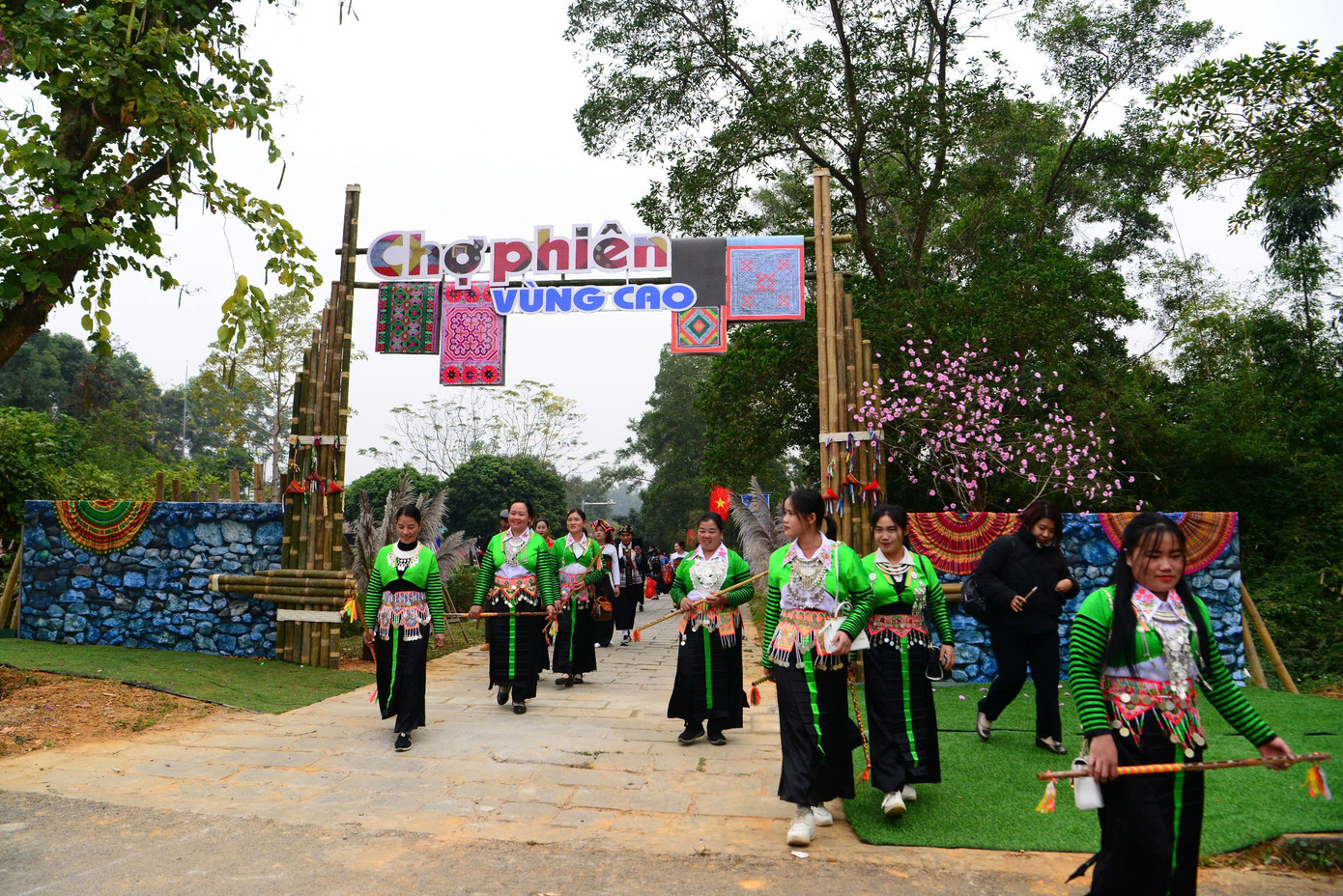 Phiên chợ vùng cao giới thiệu bộ sưu tập ảnh về vẻ đẹp của vùng đất và con người các huyện miền núi xứ Thanh.