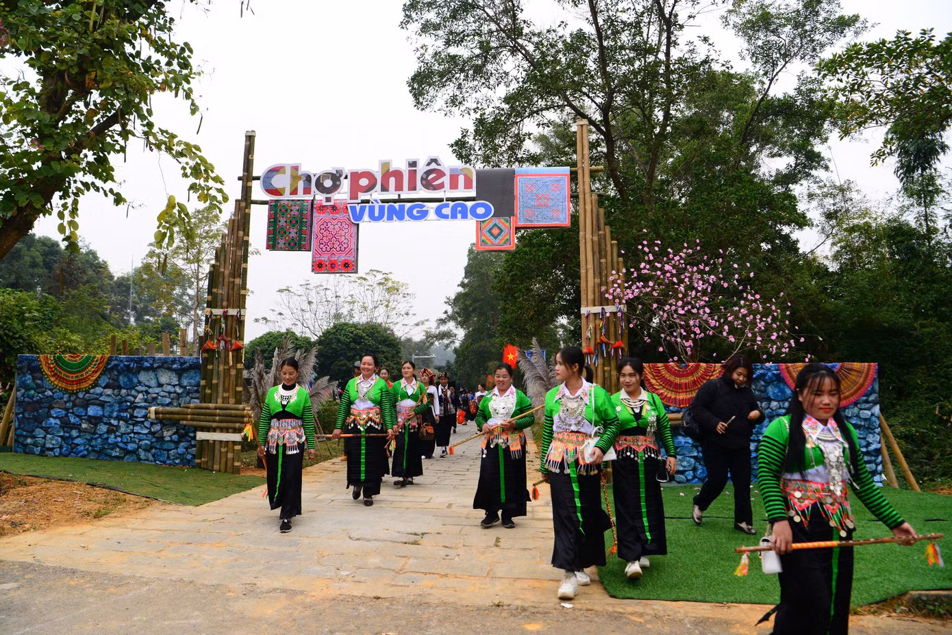 Phiên chợ vùng cao giới thiệu bộ sưu tập ảnh về vẻ đẹp của vùng đất và con người các huyện miền núi xứ Thanh.