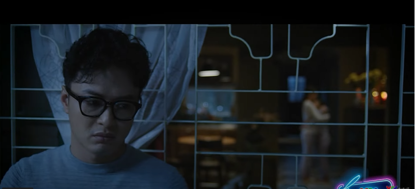 Đức lén nhìn con gái ở ngoài cửa.