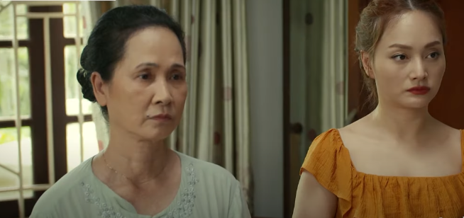 Mọi người trầm ngâm trước bàn thờ. Ảnh: CMH. Mọi người trầm ngâm trước bàn thờ. Ảnh: CMH.