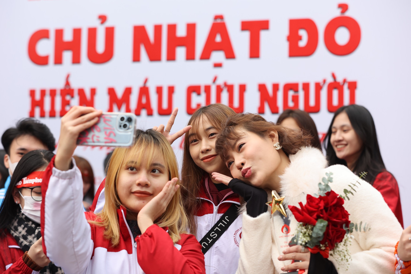 Diễn viên Cuộc đời vẫn đẹp sao có khoảnh khắc đẹp cùng người hâm mộ.