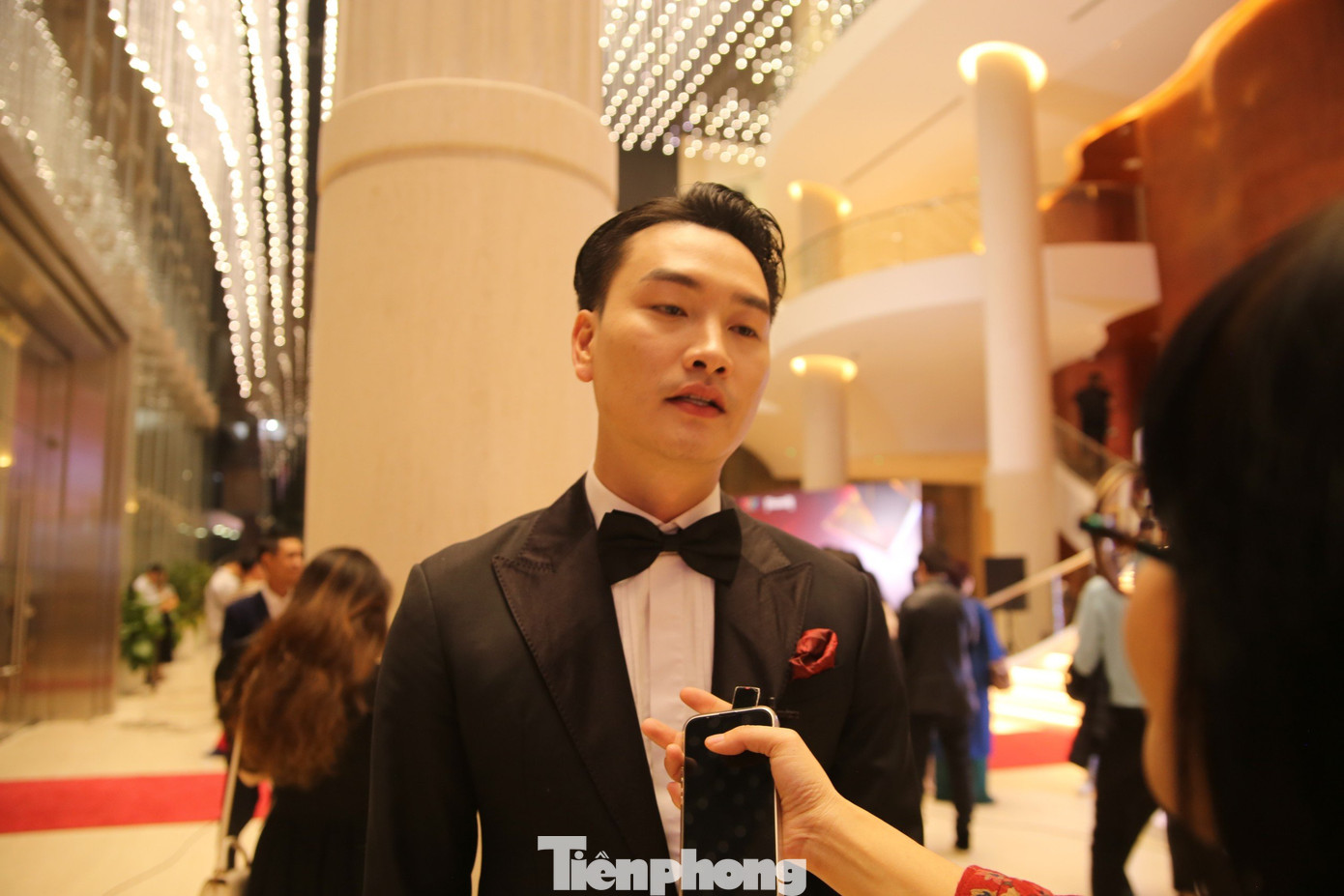 Diễn viên Trọng Lân gây chú ý trên sóng giờ vàng với vai Đông trong phim Không ngại cưới, chỉ cần một lý do. Nam diễn viên tự nhận đã vượt lên chính mình, chắt chiu từng vai diễn để trưởng thành hơn trong năm 2023. Trọng Lân cạnh tranh chiếc cúp Diễn viên nam ấn tượng với NSƯT Hoàng Hải và diễn viên Nhan Phúc Vinh.