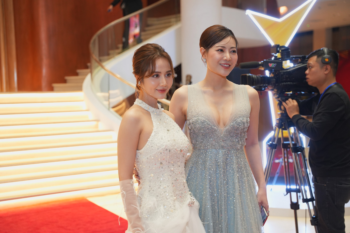 Hai diễn viên Huyền Lizzie và Thanh Hương đọ sắc trên thảm đỏ với đầm đính kết cầu kỳ. Thanh Hương tạo ấn tượng với Luyến (Cuộc đời vẫn đẹp sao) nhưng chưa có duyên với giải thưởng, không vào Top 3 Diễn viên nữ ấn tượng.