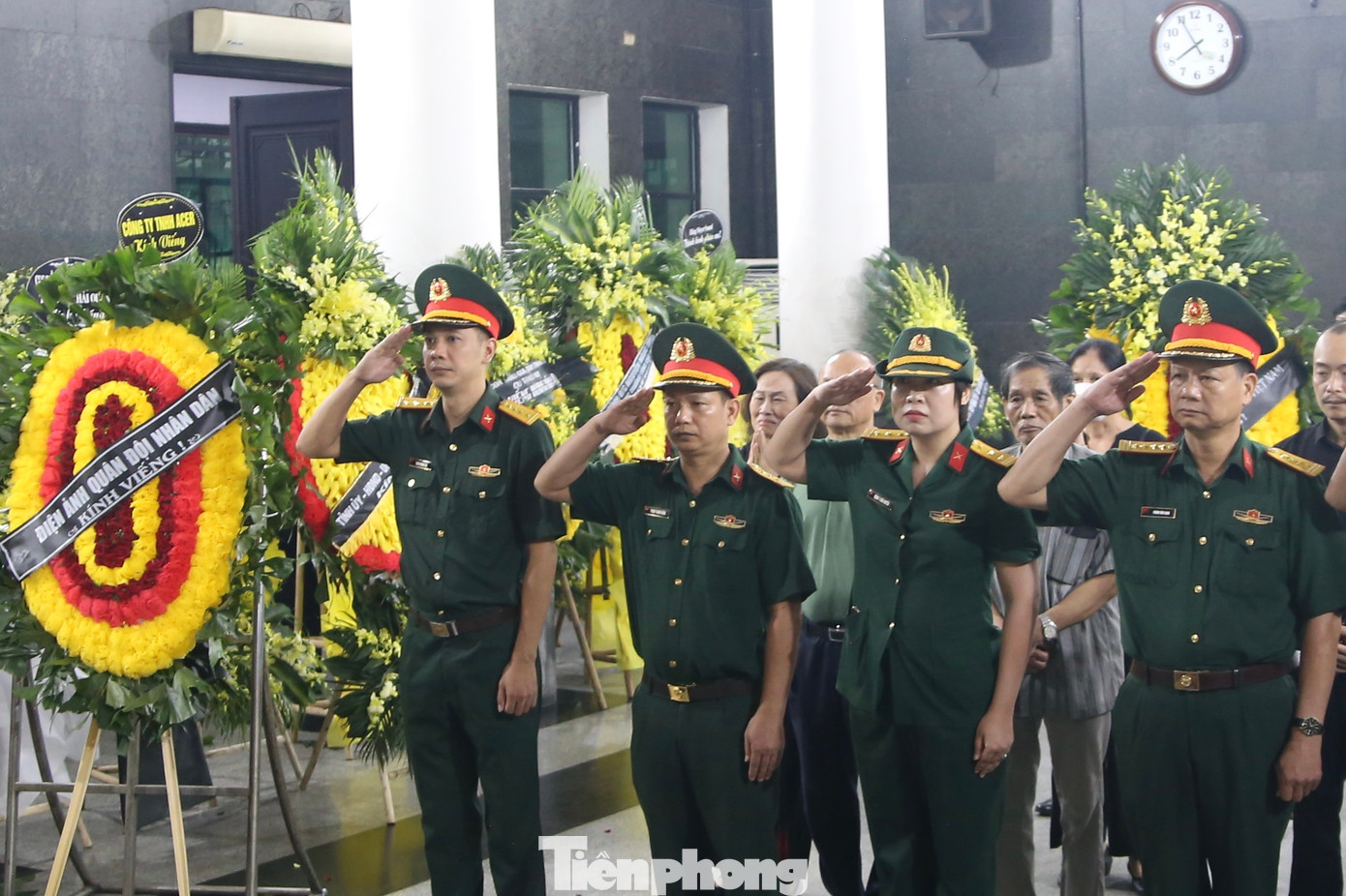 NSƯT Đặng Thái Huyền cùng thành viên hãng phim Điện ảnh Quân đội nhân dân viếng đạo diễn Nguyễn Khắc Lợi. NSƯT Đặng Thái Huyền cùng thành viên hãng phim Điện ảnh Quân đội nhân dân viếng đạo diễn Nguyễn Khắc Lợi.
