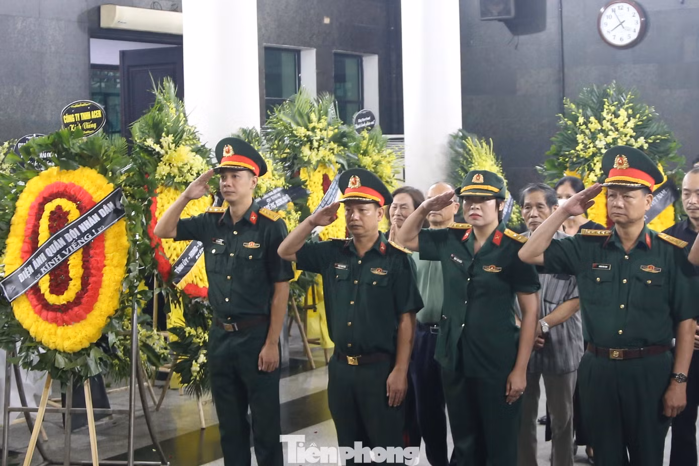 NSƯT Đặng Thái Huyền cùng thành viên hãng phim Điện ảnh Quân đội nhân dân viếng đạo diễn Nguyễn Khắc Lợi. NSƯT Đặng Thái Huyền cùng thành viên hãng phim Điện ảnh Quân đội nhân dân viếng đạo diễn Nguyễn Khắc Lợi.