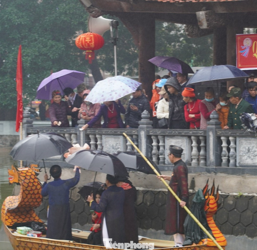 Tuy vậy, theo ghi nhận của PV Tiền Phong, việc ngả nón nhận tiền trên các thuyền rồng quan họ vẫn diễn ra. Ảnh: TRỌNG QUÂN.