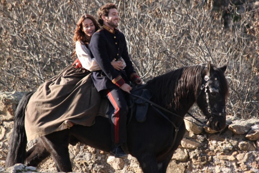 Phía sau một tình yêu được các bà nội trợ Tây Ban Nha ưa chuộng. Phía sau một tình yêu được các bà nội trợ Tây Ban Nha ưa chuộng.