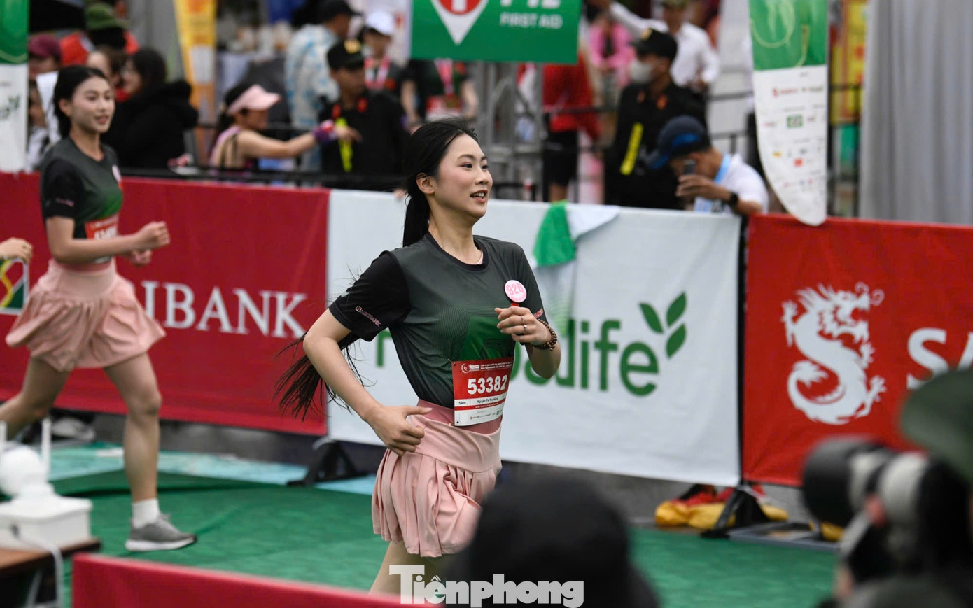 Các thí sinh Hoa hậu Việt Nam 2024 nỗ lực hết mình trên đường chạy. Các thí sinh Hoa hậu Việt Nam 2024 nỗ lực hết mình trên đường chạy.