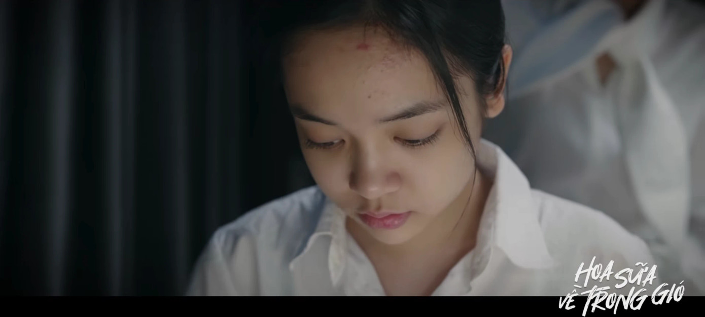 Phương gục trên bàn học.