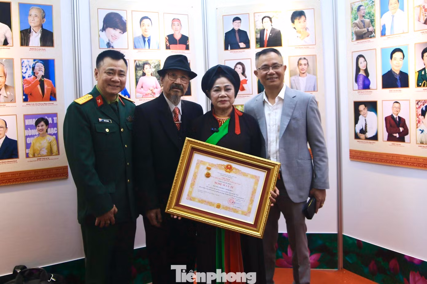 Gia đình NSND Tự Long tại lễ trao danh hiệu. Dịp này, mẹ của NSND Tự Long là nghệ sĩ Minh Phức (Nguyễn Thị Phức) có tên trong danh sách các nghệ sĩ được phong tặng danh hiệu NSƯT năm 2024. Như vậy, cả bố và mẹ của Tự Long đều là NSƯT trong khi anh đã được phong tặng danh hiệu NSND từ năm 2016. "Vậy là nhà mình có thêm một NSƯT nữa rồi.Tổng số bây giờ là hai NSƯT và một NSND", nam nghệ sĩ vui mừng thông báo.