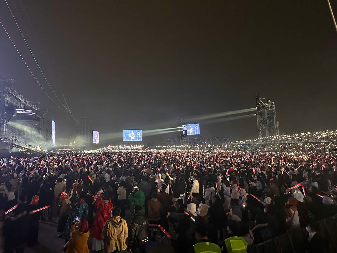 Nhiều anh tài bày tỏ xúc động trước sự cổ vũ cuồng nhiệt của khán giả. Rapper Binz khóc nghẹn khi chia sẻ về cha. Các nghệ sĩ liên tục nhắc fan giữ ấm, có sức "quẩy" cùng thần tượng. Nhiều anh tài bày tỏ xúc động trước sự cổ vũ cuồng nhiệt của khán giả. Rapper Binz khóc nghẹn khi chia sẻ về cha. Các nghệ sĩ liên tục nhắc fan giữ ấm, có sức "quẩy" cùng thần tượng.