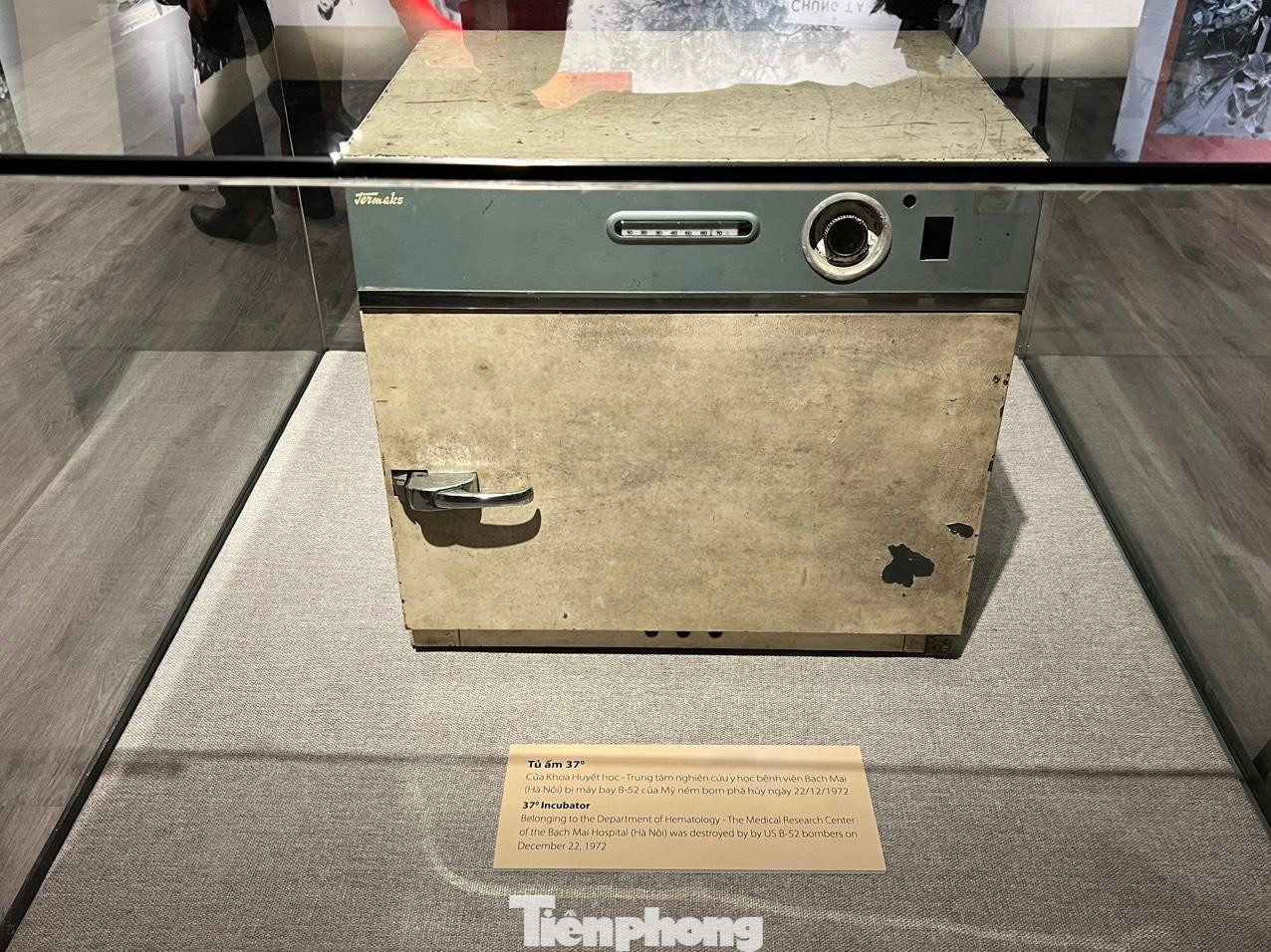Tủ ấm 37 độ C của Khoa Huyết học - Trung tâm nghiên cứu y học bệnh viện Bạch Mai. Chiếc tủ bị pháo đài bay B-52 ném bom phá hủy cuối tháng 12 năm 1972. Ảnh: NGỌC ÁNH. Tủ ấm 37 độ C của Khoa Huyết học - Trung tâm nghiên cứu y học bệnh viện Bạch Mai. Chiếc tủ bị pháo đài bay B-52 ném bom phá hủy cuối tháng 12 năm 1972. Ảnh: NGỌC ÁNH.