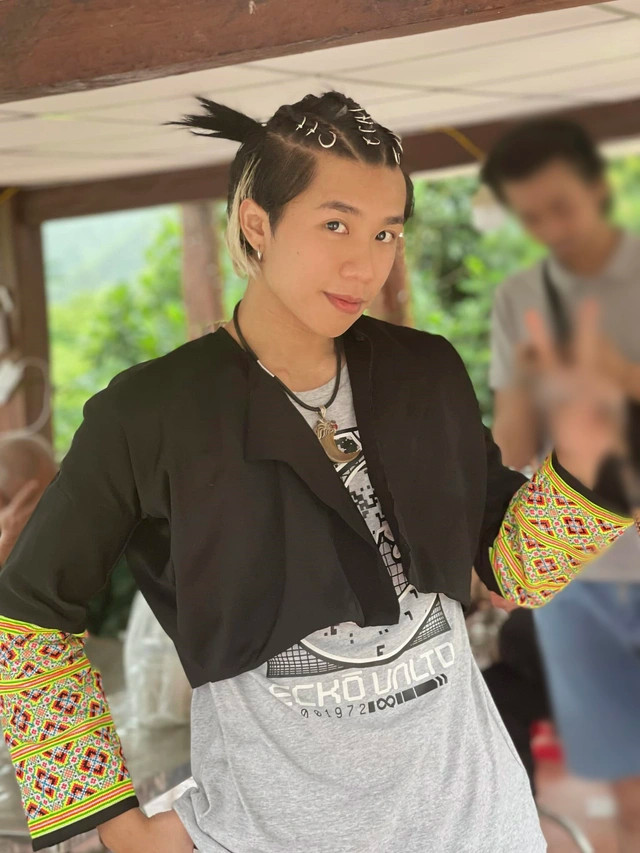 Long Vũ nói vui nhân vật của mình trong phim &quot;không giống ai&quot;. &quot;Khi gửi ảnh tạo hình nhân vật cho mẹ xem, mẹ tôi còn thốt lên sao mà xấu thế&quot;, Vũ kể. Ảnh: NVCC.