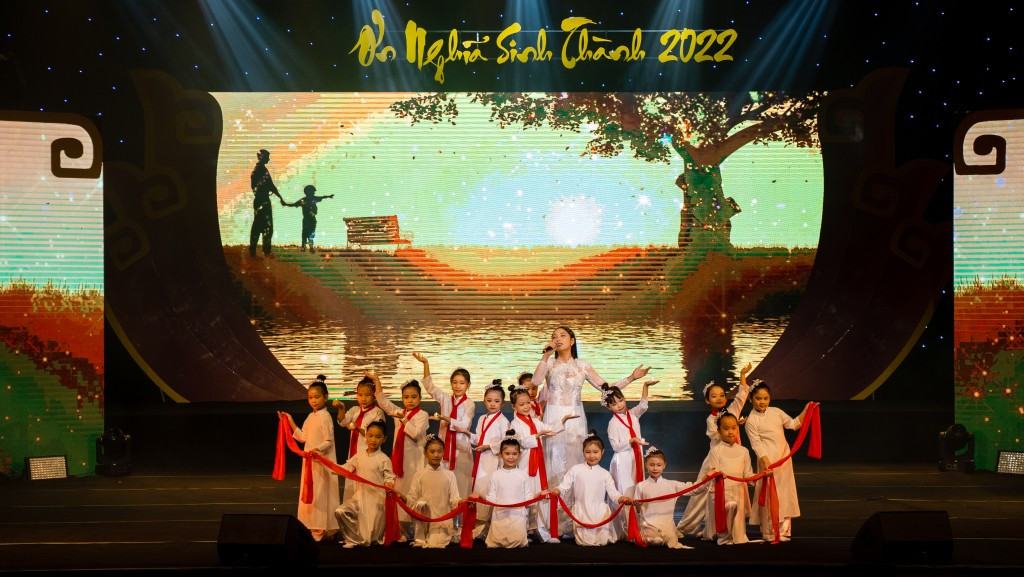 Hình ảnh ấn tượng của chương trình Ơn nghĩa sinh thành 2022. Hình ảnh ấn tượng của chương trình Ơn nghĩa sinh thành 2022.